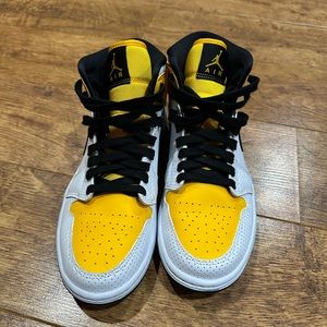 Nike Air Jordan 1 Mid Perforated white university gold